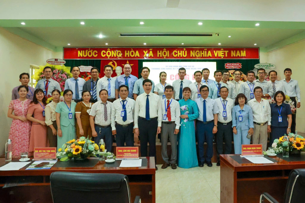 Các đại biểu chụp ảnh lưu niệm