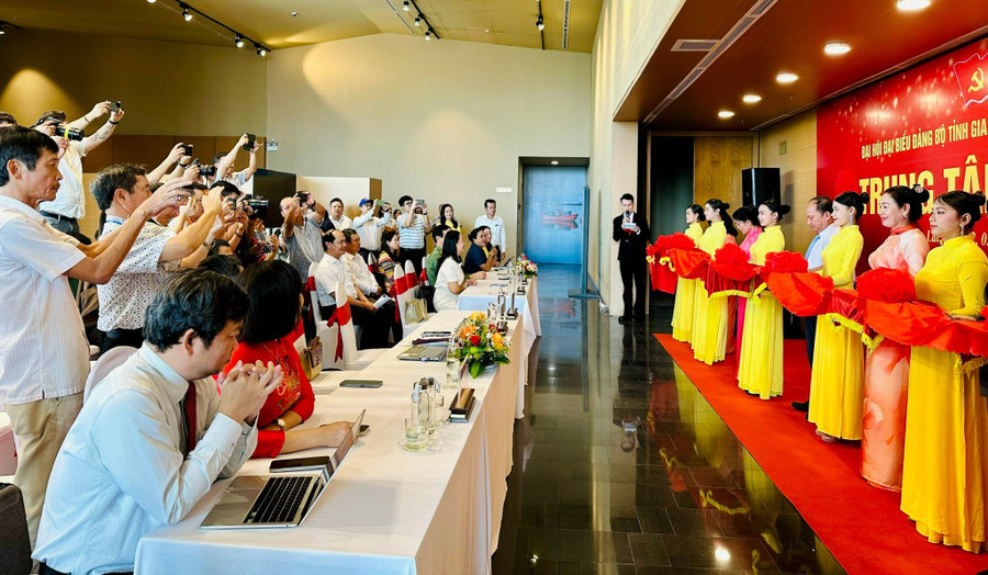 Quang cảnh Lễ cắt băng khai trương Trung tâm báo chí