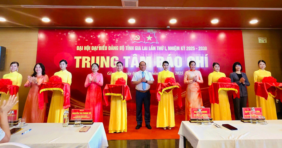 Các đại biểu cắt băng khai trương Trung tâm báo chí phục vụ Đại hội đại biểu Đảng bộ tỉnh Gia Lai lần thứ I, nhiệm kỳ 2025 - 2030.