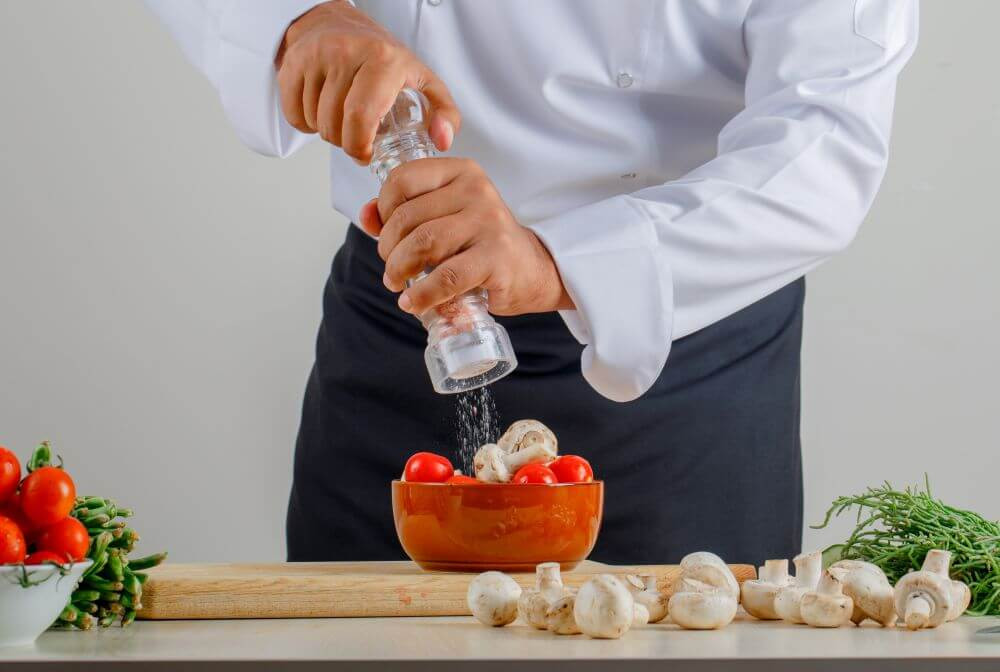 Ăn muối quá nhiều khiến huyết áp tăng cao (Ảnh minh họa) 