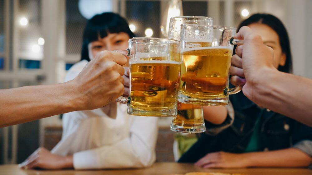 Uống rượu bia không chỉ ảnh hưởng đến gan mà còn làm rối loạn nhịp tim (Ảnh minh họa)
