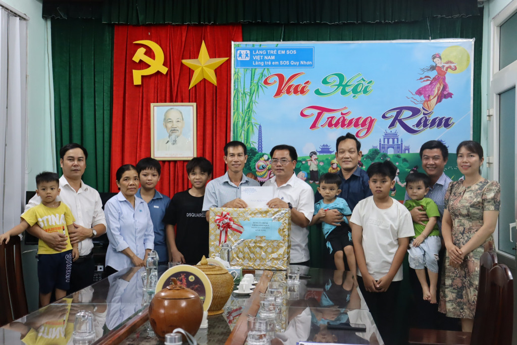 Lãnh đạo phường Quy Nhơn Đông tặng quà cho các cháu