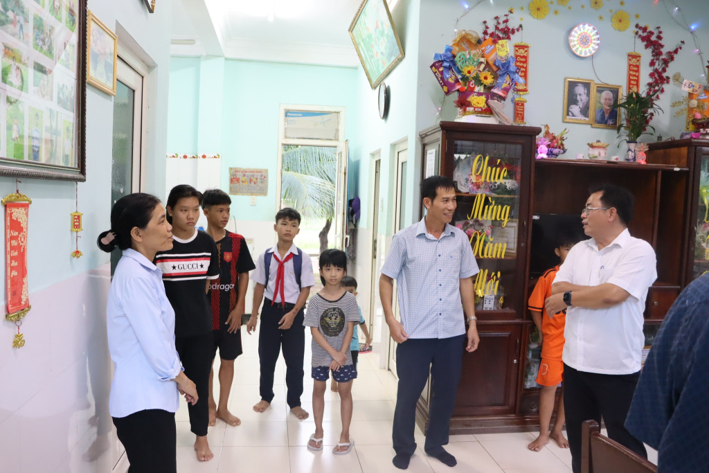 Lãnh đạo phường Quy Nhơn Đông tham quan mô hình chăm sóc và nuôi dạy trẻ tại Làng trẻ em SOS Quy Nhơn