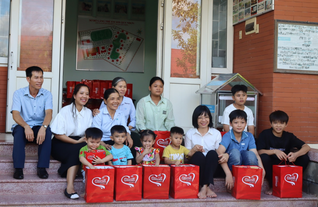 Phó Chủ tịch UBND tỉnh Gia Lai chụp ảnh cùng lãnh đạo Làng trẻ em SOS Quy Nhơn, các mẹ, các dì và các cháu