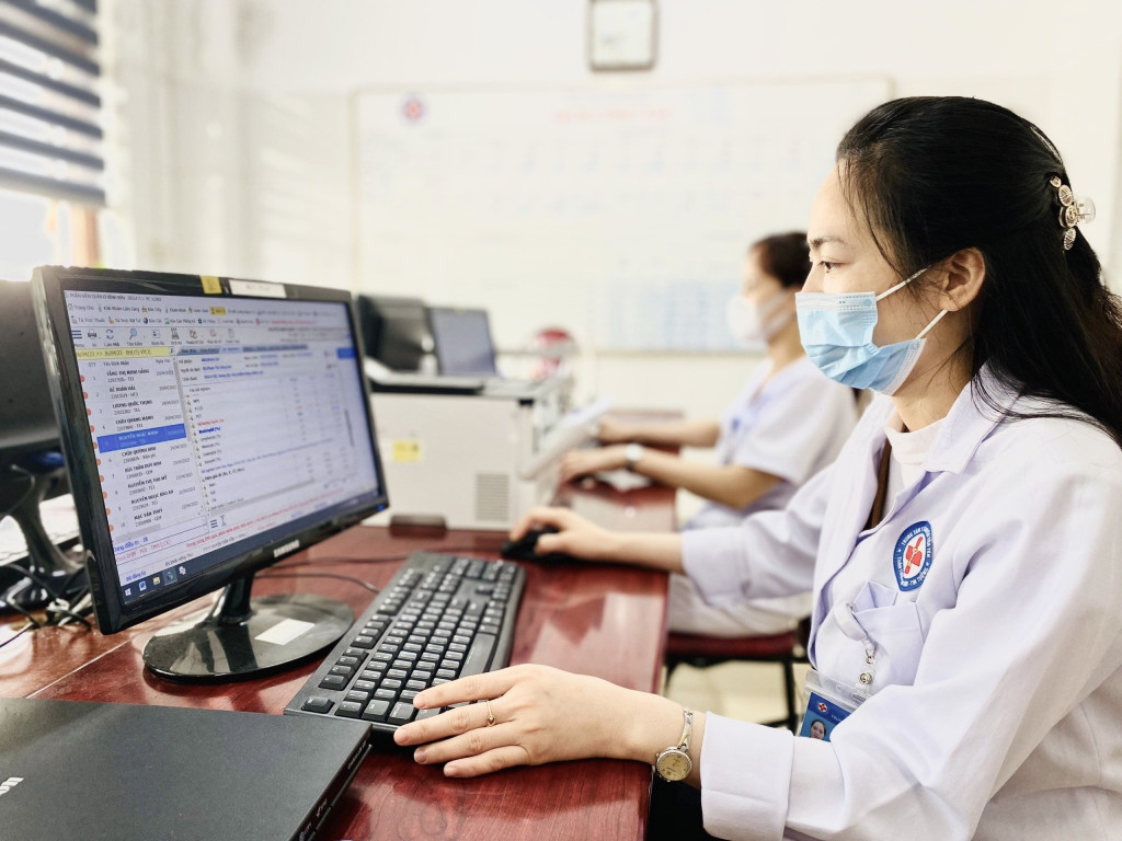 Nhân viên y tế nhập và quản lý hồ sơ bệnh án điện tử trên hệ thống phần mềm.