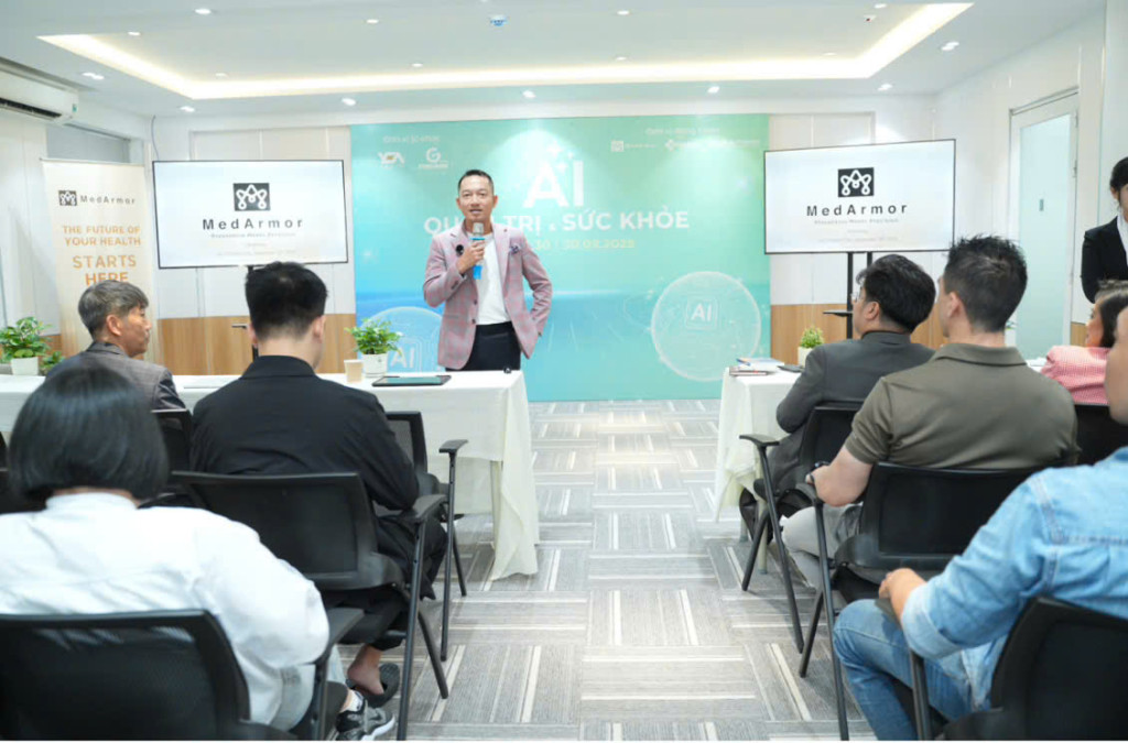 Diễn giả Nguyễn Hoài Nam nhấn mạnh vai trò của AI trong y tế dự phòng
