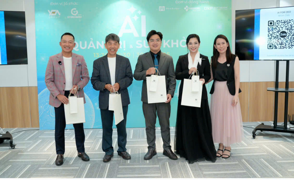 Ban tổ chức chương trình tặng quà tri ân các diễn giả tham gia workshop