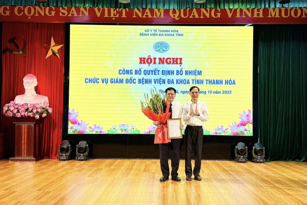 Phó Chủ tịch UBND tỉnh Đầu Thanh Tùng trao quyết định cho bác sĩ Hoàng Hữu Trường - Tân Giám đốc Bệnh viện Đa khoa tỉnh Thanh Hóa