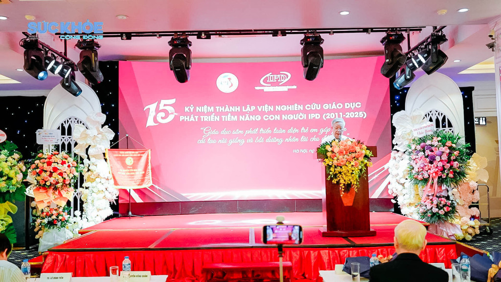 ông Nguyễn Hồng Quân – nguyên Ủy viên Trung ương Đảng, nguyên Bộ trưởng Bộ Xây dựng, Chủ tịch Hội Giáo dục chăm sóc sức khoẻ cộng đồng Việt Nam phát biểu tại buổi lễ (Ảnh: Minh Công)