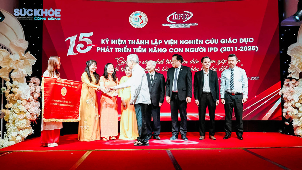 ông Nguyễn Hồng Quân – nguyên Ủy viên Trung ương Đảng, nguyên Bộ trưởng Bộ Xây dựng, Chủ tịch Hội Giáo dục chăm sóc sức khoẻ cộng đồng Việt Nam Bằng khen và Kỷ niệm chương cho những cá nhân tiêu biểu của Viện IPD