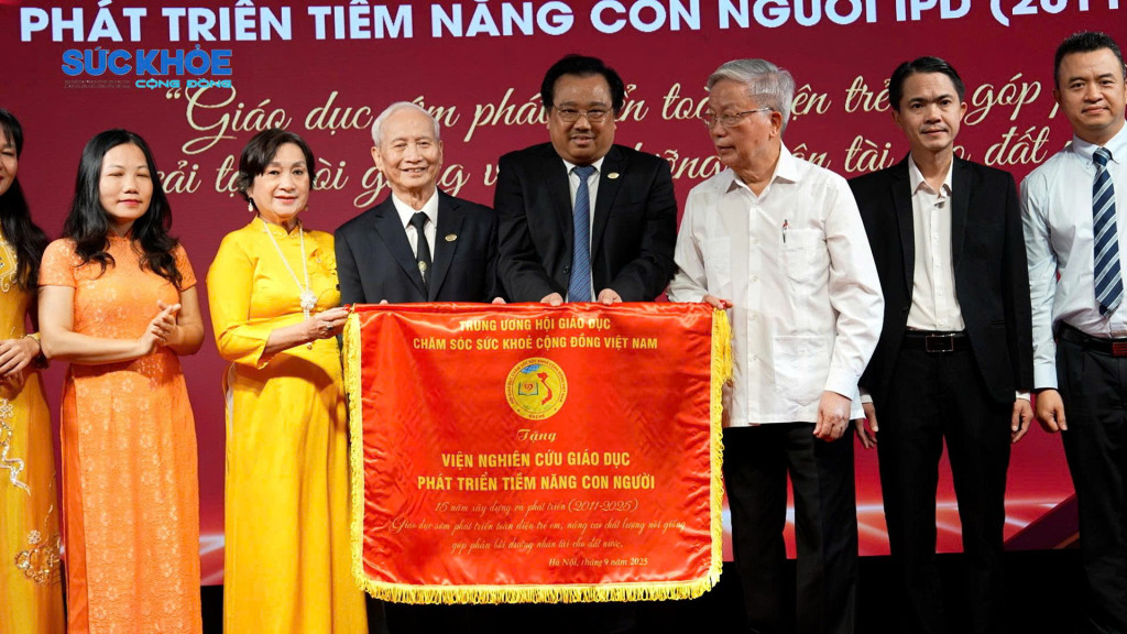 Trung ương Hội Giáo dục chăm sóc sức khỏe cộng đồng Việt Nam đã long trọng trao Bằng khen và Kỷ niệm chương cho những cá nhân tiêu biểu, ghi nhận những nỗ lực và cống hiến bền bỉ của tập thể Viện IPD trong suốt 15 năm qua