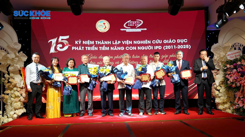Trung ương Hội trao kỷ niệm trương cho các thành viên tiêu biểu của Viện IPD