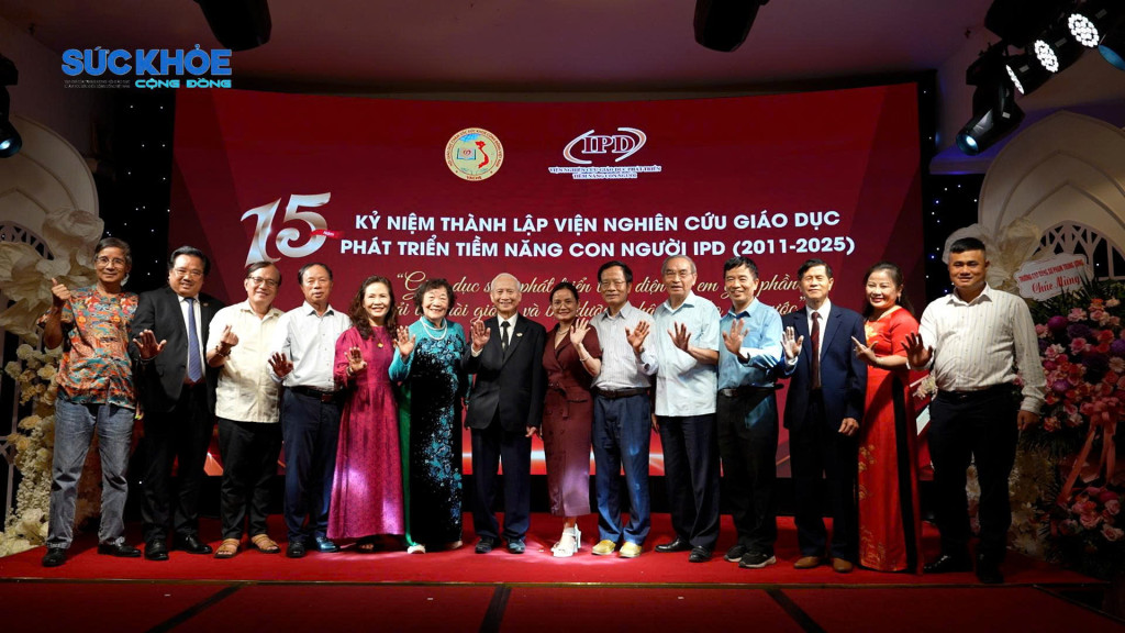 Các đại biểu chụp ảnh lưu niệm