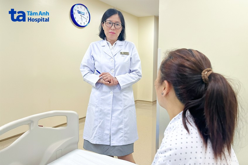 Bác sĩ đang hướng dẫn bệnh nhận cách  kiểm tra sức khỏe (Bệnh viện Đa khoa Tâm Anh TP. Hồ Chí Minh)