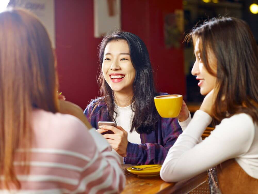Người hướng ngoại sẽ dễ bày tỏ cảm xúc hơn người hướng nội (Ảnh minh họa)