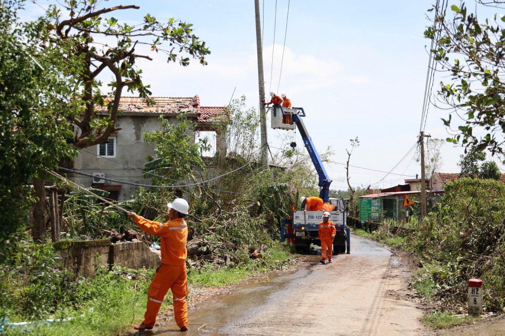 Công nhân ngành Điện xử lý sự cố sau bão số - ảnh minh hoạ