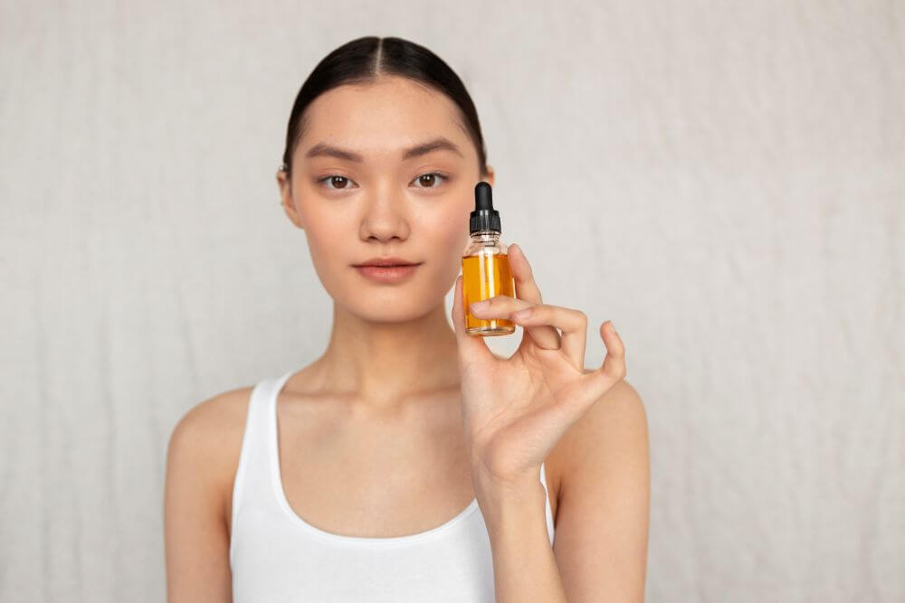 Serum vitamin C là dung dịch tác động trực tiếp lên da (Ảnh minh họa)
