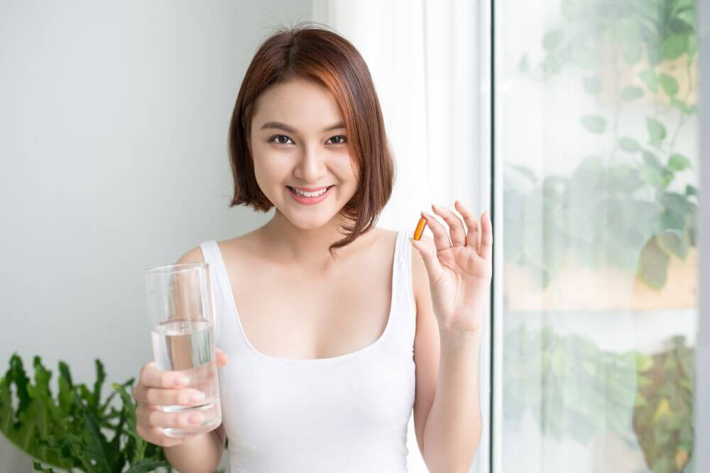 Viên uống vitamin C giúp bổ sung dưỡng chất từ bên trong (Ảnh minh họa)
