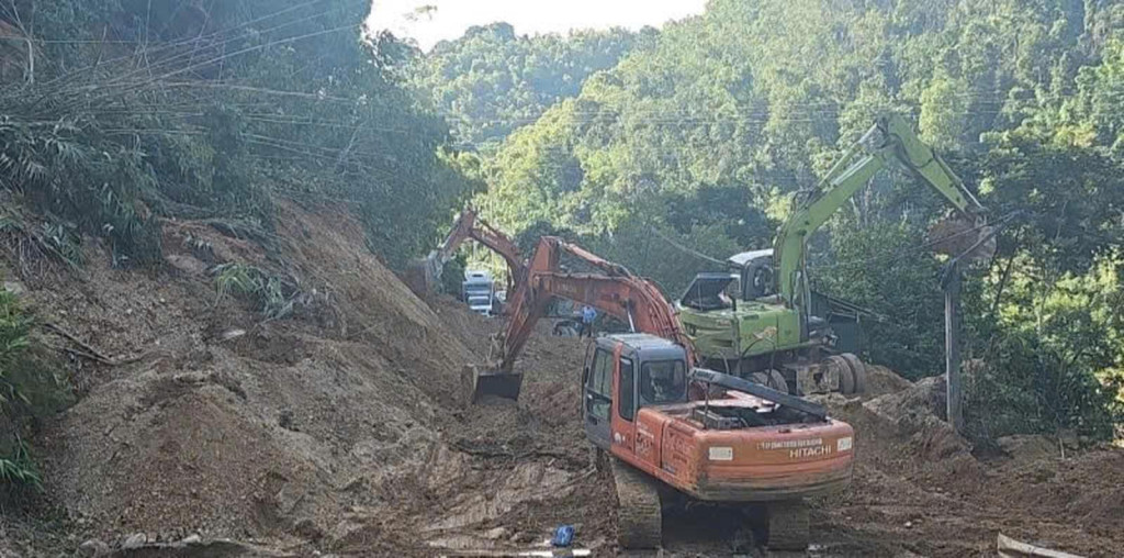 Chính quyền các địa phương phối hợp với lực lượng chức năng khơi thông các điểm sạt lở sau bão số 10 ở Thanh Hóa
