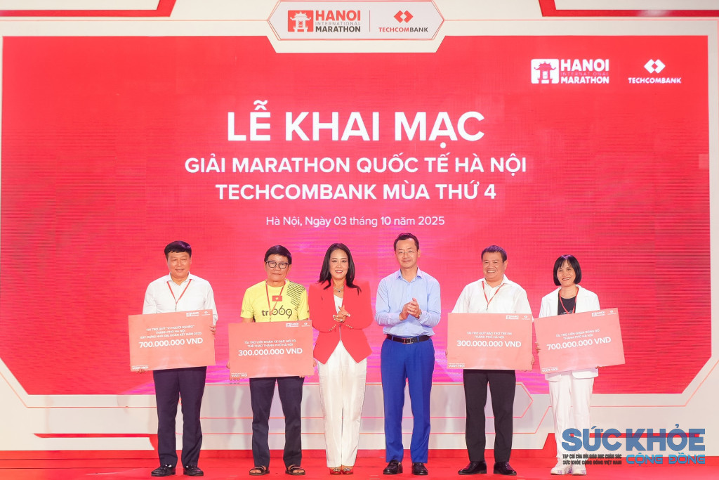 Tại lễ khai mạc, Techcombank đã trao tặng 2 tỷ đồng tài trợ Quỹ “Vì người nghèo” Thành phố Hà Nội