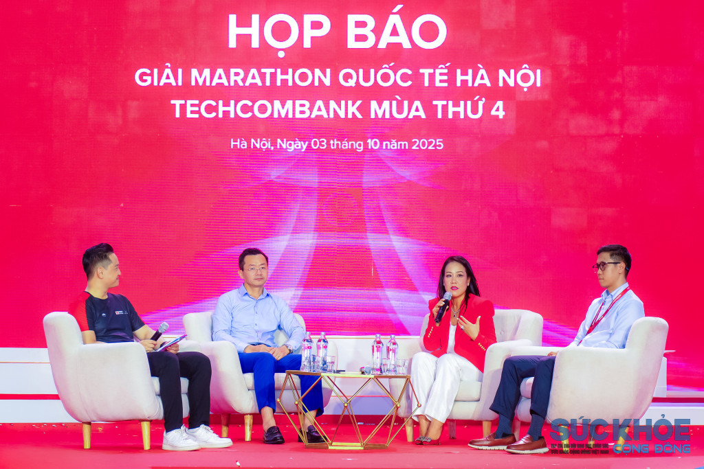 Đại diện Ban tổ chức chia sẻ với phóng viên các thông tin về giải chạy 