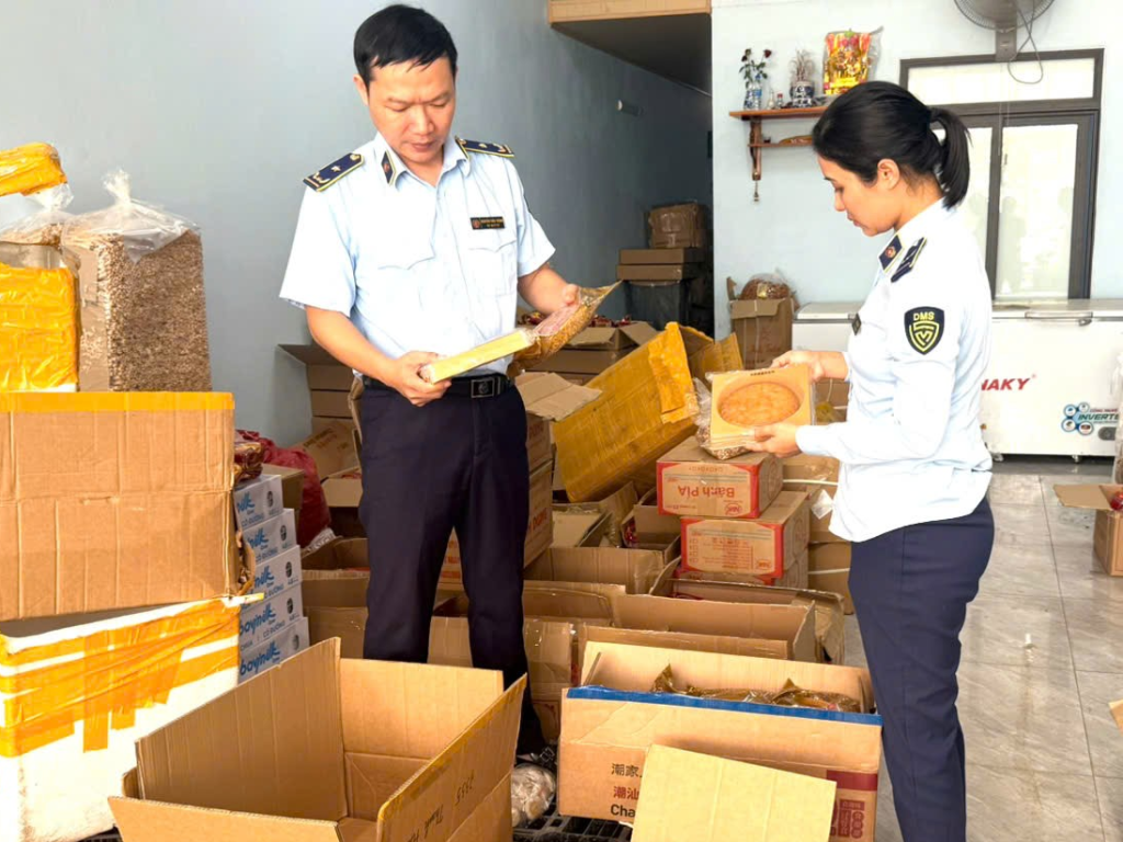 Quản lý thị trường Thanh Hóa kiểm tra kho hàng bánh trung thu tại phường Hạc Thành