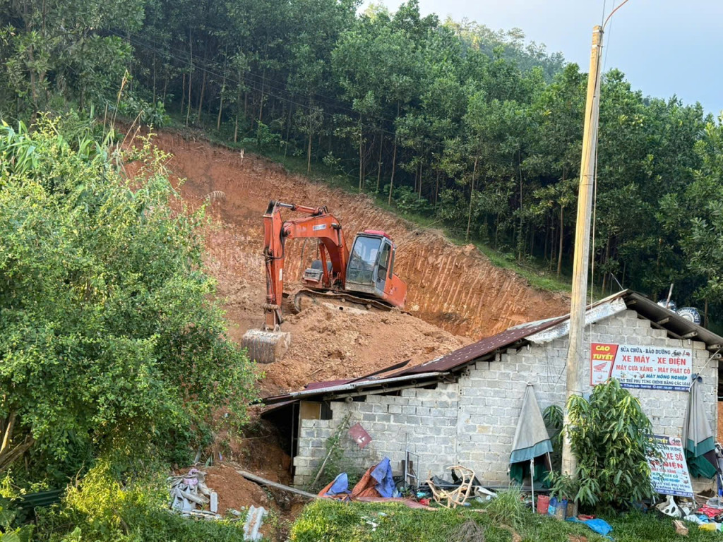 Người dân tự ý thuê máy xúc để khắc phục sự cố sạt lở do bão số 10