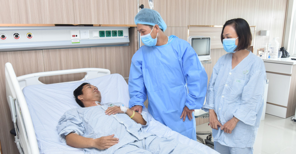 Bác sĩ đang kiểm tra tình trạng sức khỏe bệnh nhân (Ảnh: Bệnh viện Quân y 175)