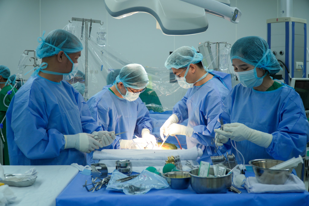 Các bác sĩ phối hợp cùng nhau phẫu thuật cho bệnh nhân vượt qua cơn nguy kịch (Ảnh: Bệnh viện Quân y 175)