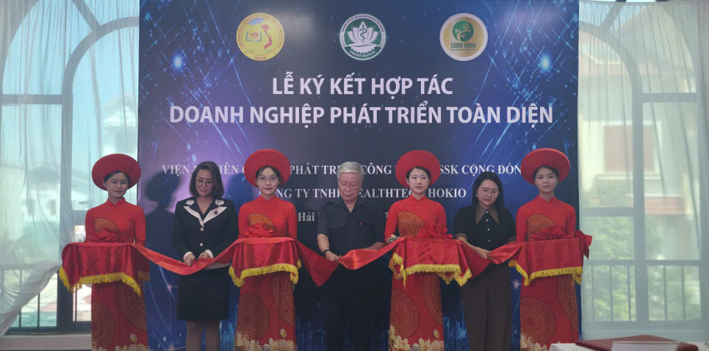 Ông Nguyễn Hồng Quân – Chủ tịch Hội Chăm sóc sức khỏe cộng đồng Việt Nam cắt băng khai mạc buổi lễ(Ảnh – Thái Bình)