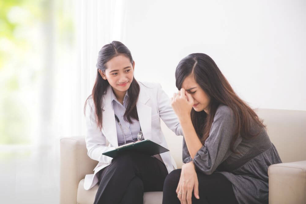 Tìm đến bác sĩ hoặc chuyên gia để giải quyết vấn đề một cách sớm nhất (Ảnh minh họa)