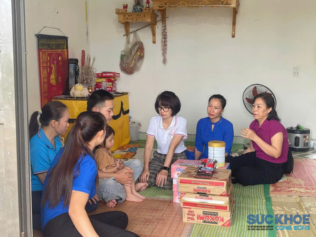 Chị Thảo An (áo trắng) trao quà cho gia đình có trẻ nhỏ bị bão lũ cuốn trôi thiệt mạng tại Thái Nguyên