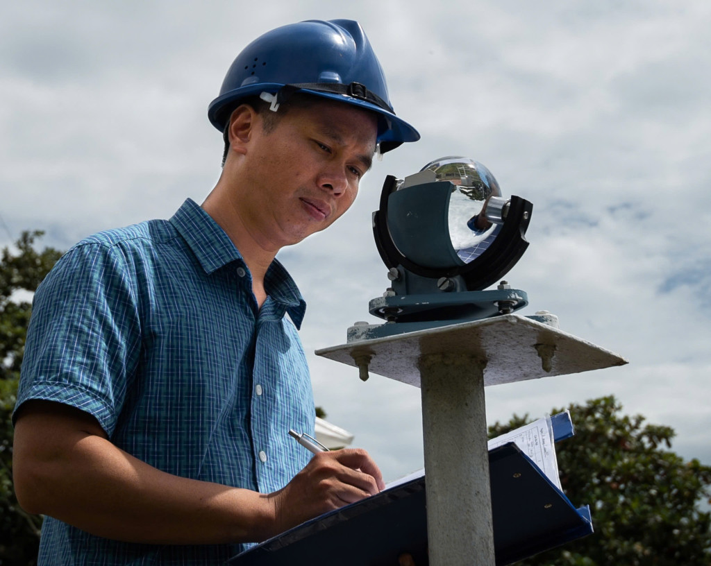 Cán bộ Khí tượng Thủy văn thực hiện quan trắc