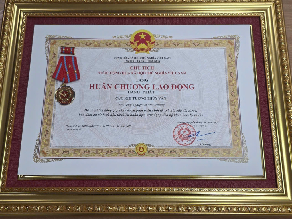 Ảnh Huân chương lao động hạng nhất- thành quả sự nỗ lực của Cục Khí tượng Thủy văn