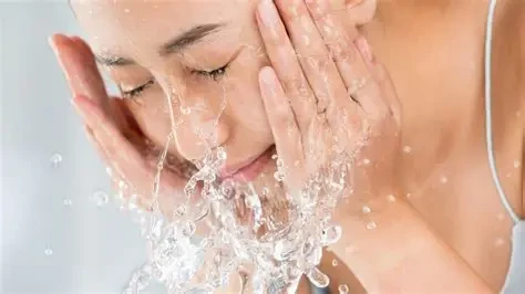 Rửa mặt bằng nước lạnh giúp làm dịu làn da tổn thương (Ảnh minh họa)
