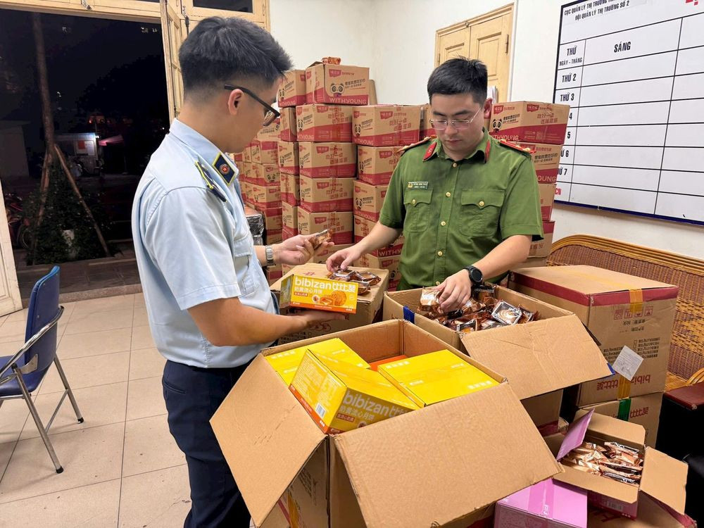 phát hiện gần 4.000 bánh Trung thu không rõ nguồn gốc xuất xứ trong xe ô tô tải. Ảnh: TA

Cụ thể, ngày 2-10, Công an phường Hoàn Kiếm phối hợp Đội Quản lý thị trường số 2 (Cục Quản lý thị trường Hà Nội) phát hiện gần 4.000 bánh Trung thu không rõ nguồn gốc xuất xứ trong xe ô tô tải. Ảnh: TA

Cụ thể, ngày 2-10, Công an phường Hoàn Kiếm phối hợp Đội Quản lý thị trường số 2 (Cục Quản lý thị trường Hà Nội)