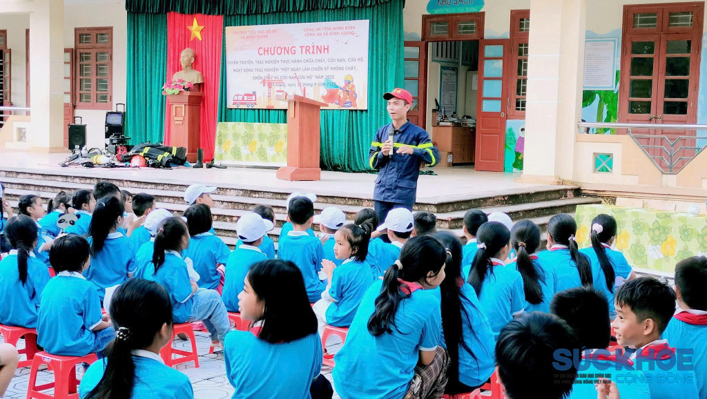 CBCS Đội Cảnh sát PCCC khu vực 7 hướng dẫn học sinh Trường tiểu học Cổ Dũng sử dụng bình bột phun dập đám cháy