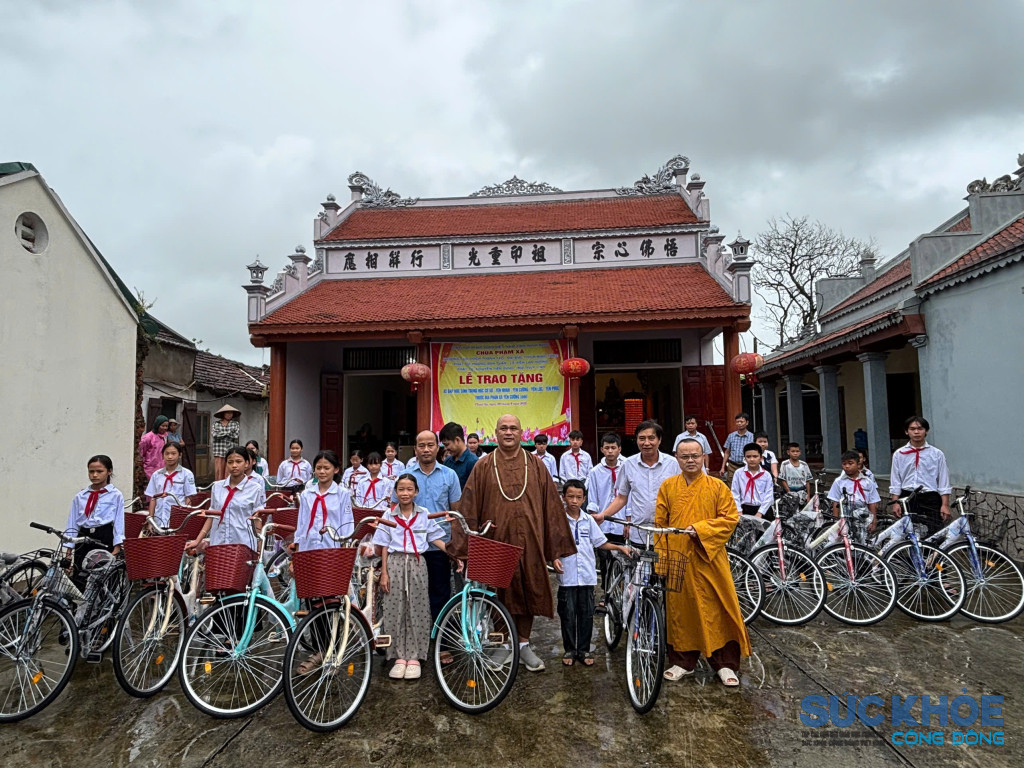 Niềm vui của các em học sinh khi nhận được những chiếc xe đạp mới tinh - làm hành trang nâng bước đến trường mỗi ngày