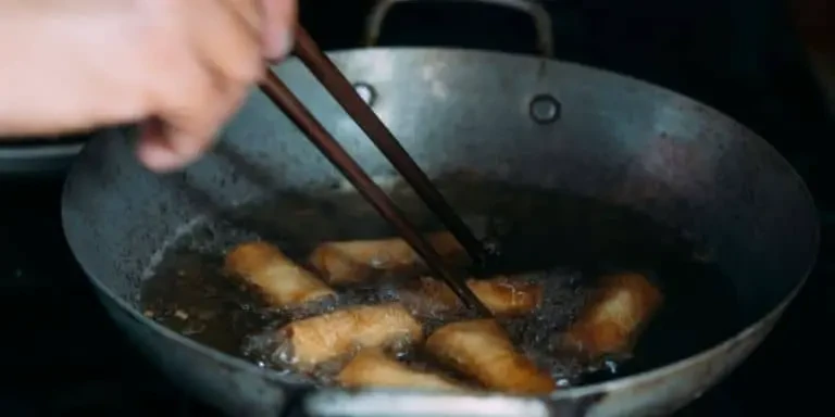 Canh nhiệt độ dầu khi chiên cũng giúp nem không bị vỡ (Ảnh minh họa)