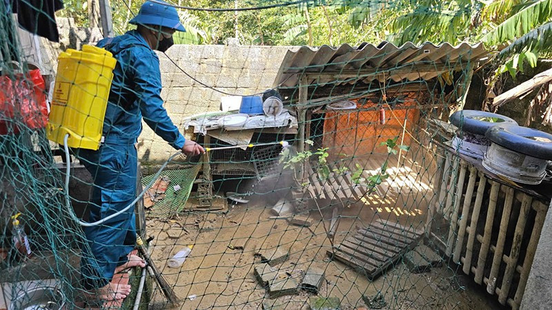 Dân quân tỉnh Thanh Hóa phun tiêu độc, khử trùng chuồng trại chăn nuôi cho hộ dân