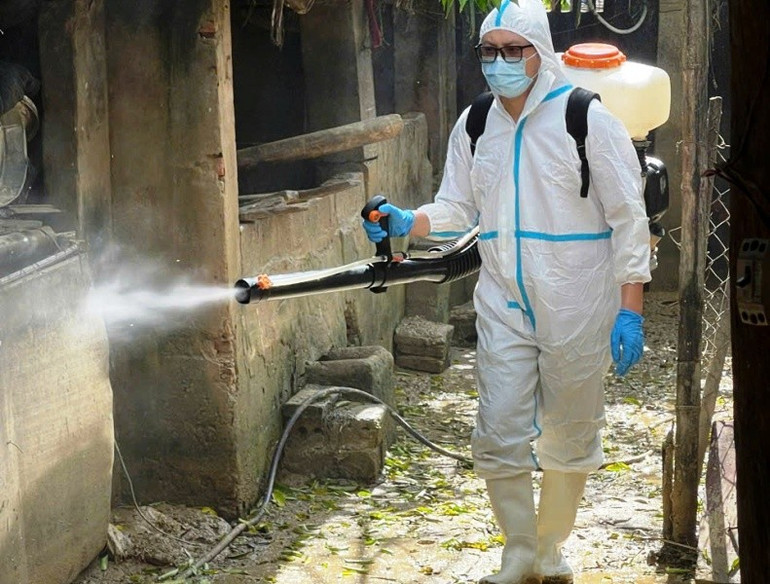 Nhân viên y tế phường Hạc Thành phun tiêu độc, khử trùng khu chăn nuôi nông hộ
