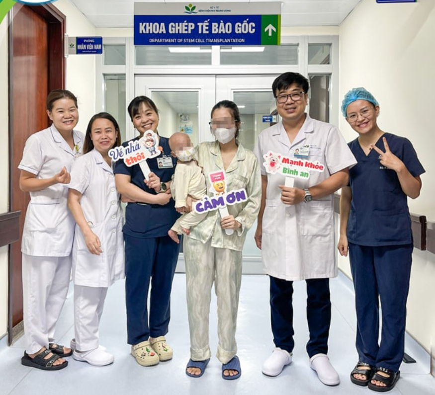 Bệnh nhi được chăm sóc và theo dõi sát sao trong quá trình hậu ghép