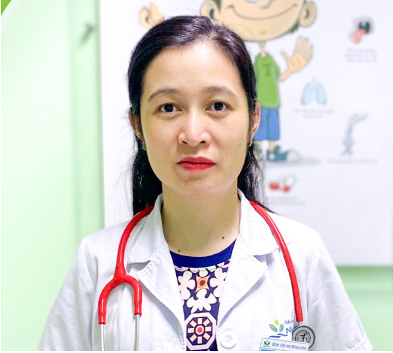 TS.BS Nguyễn Thị Vân Anh – Phó Trưởng khoa Miễn dịch – Dị ứng – Khớp, Bệnh viện Nhi Trung ương dành nhiều tâm huyết điều trị cho T.L trước khi trẻ được ghép tế bào gốc