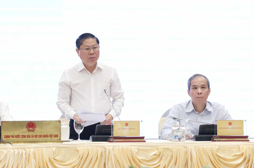 Thứ trưởng Bộ Giáo dục và Đào tạo Lê Tấn Dũng trả lời câu hỏi về vấn đề lạm thu - Ảnh: VGP/NB