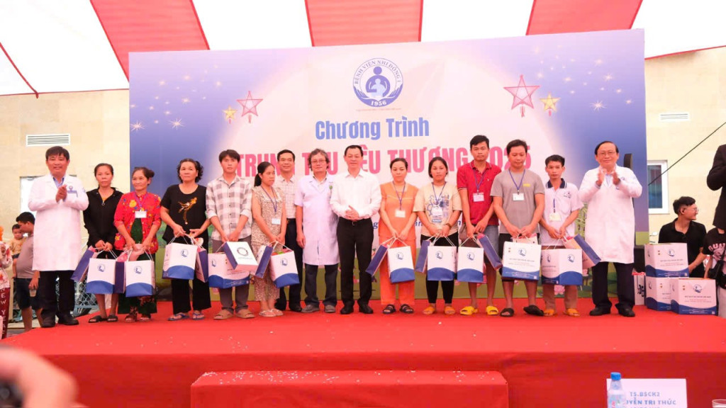 Thứ trưởng Bộ Y tế Nguyễn Tri Thức cùng đoàn công tác trao tặng quà tới bệnh nhi, gia đình bệnh nhi tại Bệnh viện Nhi Đồng I