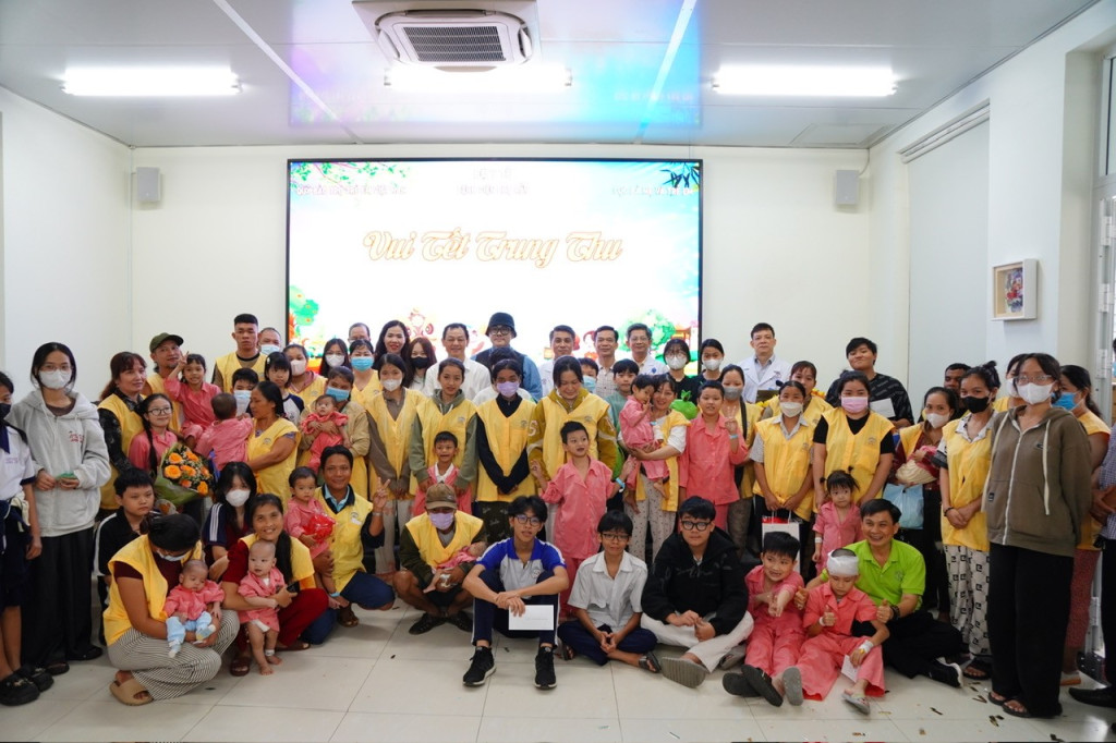 TS.BSCK II Nguyễn Tri Thức, Thứ trưởng Bộ Y tế phát biểu khi trao quà cho trẻ em tại Bệnh viện Chợ Rẫy.
