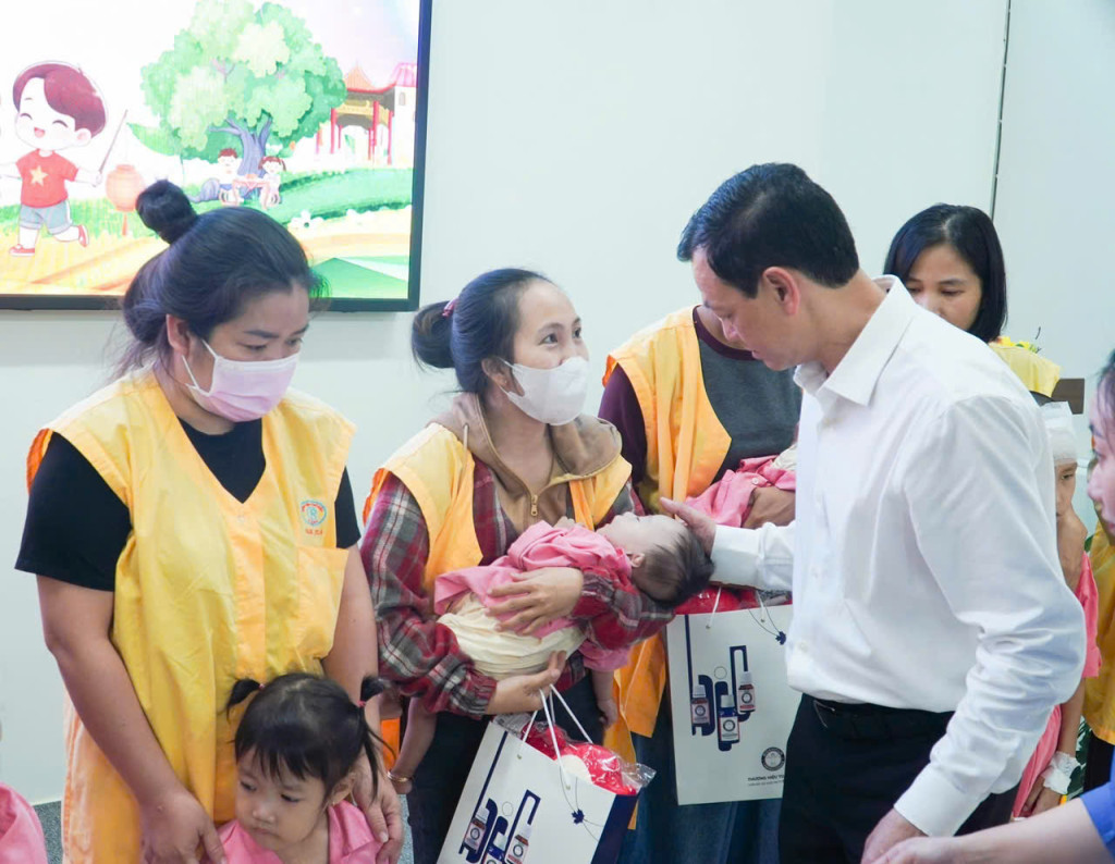 Thứ trưởng Bộ Y tế Nguyễn Tri Thức trao những món quà Trung thu đến các bệnh nhi đang điều trị tại Bệnh viện Chợ Rẫy