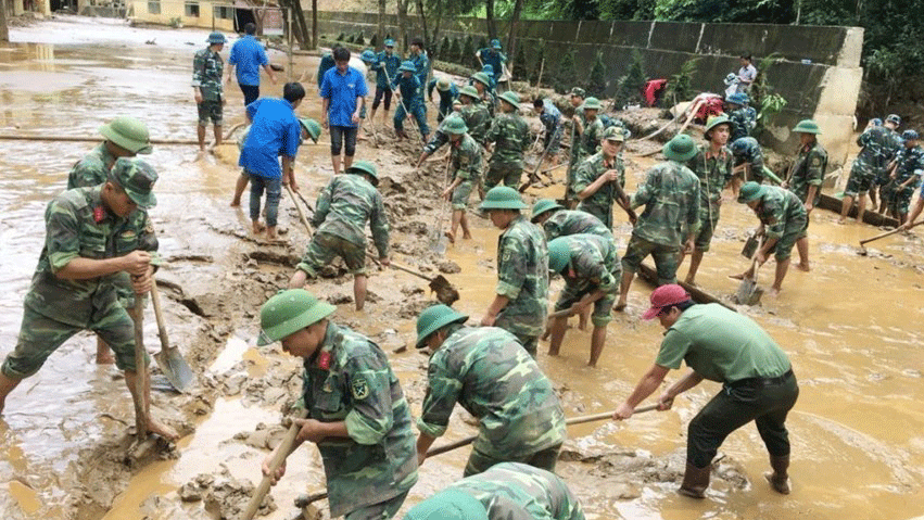 Cán bộ, chiến sĩ Quân đội hỗ trợ nhân dân khắc phục hậu quả cơn bão số 3 và hoàn lưu sau bão