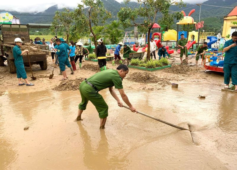 Lực lượng Công an đẫm mồ hôi giúp người dân tại xã Điền Lư dọn dẹp bùn đất sau bão số 10
