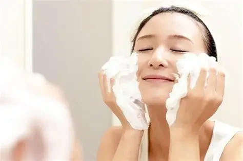 Rửa mặt với loại sửa rửa mặt phù hợp giúp giảm mụn đầu đen (Ảnh minh họa)